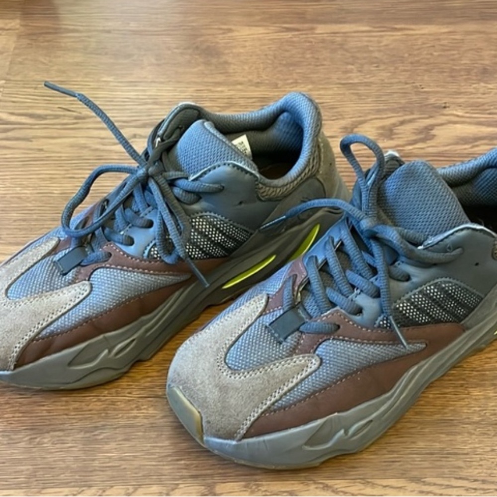 YEEZY BOOST 700 mauve